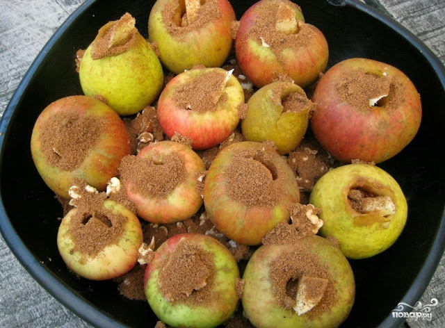 Запеченные яблоки с орехами - фото шаг 3