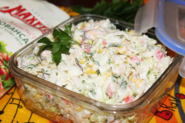 Фото к рецепту: Салат из молодой капусты с морепродуктами