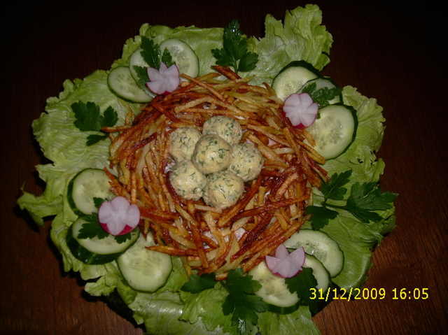 Фото к рецепту: Салат гнездо глухаря (вариант)
