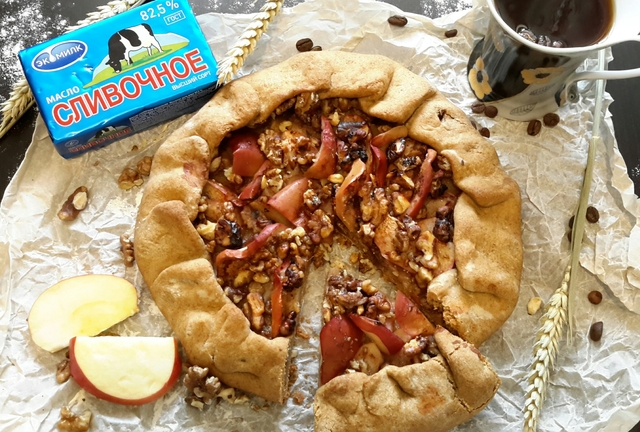 Фото к рецепту: ржаная, яблочная галета с корицей и грецкими орехом .