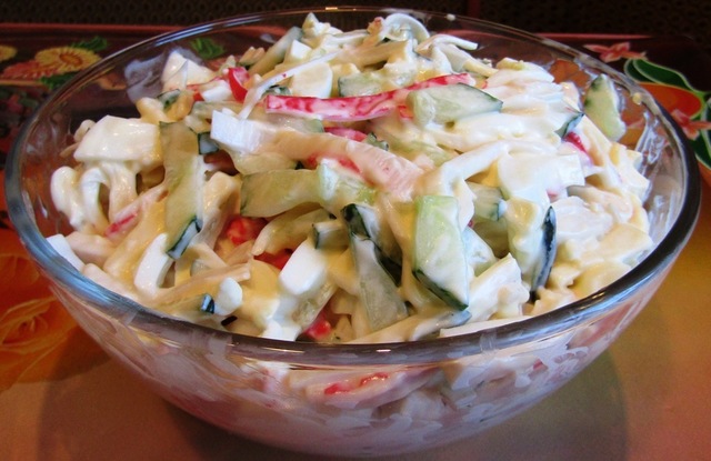 Фото к рецепту: Салат с крабовыми палочками и сыром сулугуни