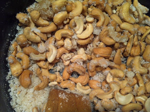 Орехи в карамели - фото шаг 2