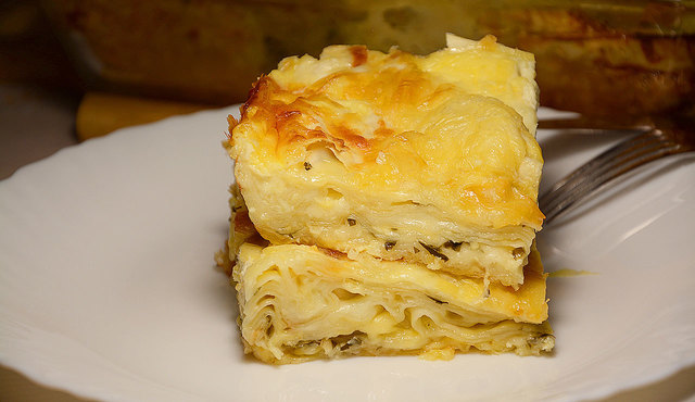 Фото к рецепту: Быстрая выпечка: пирог из лаваша и сыра!