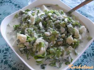 Фото к рецепту: Салат из зеленого лука