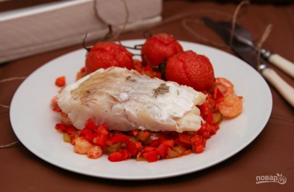 Рыбное филе, жаренное с овощами и креветками