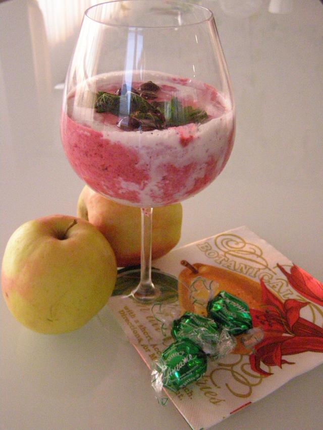 Фото к рецепту: Черносмородиновый коктейль ягодная симфония 