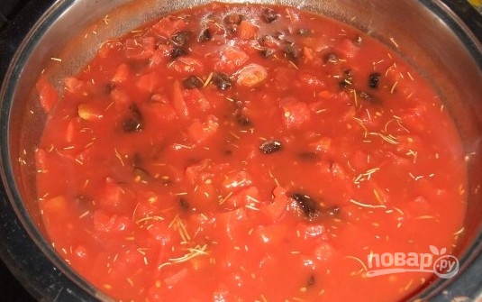 Треска в томатном соусе с черносливом и розмарином - фото шаг 4