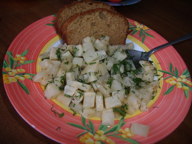 Фото к рецепту: Кисло-сладкий салат из корня сельдерея