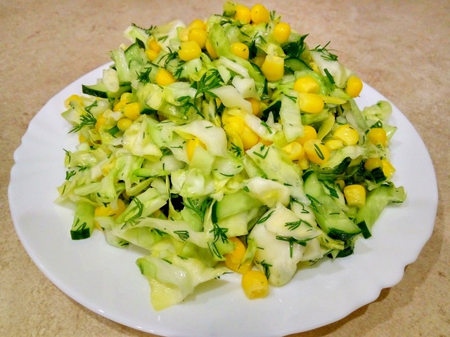 Фото к рецепту: Салат с кукурузой, огурцами и капустой