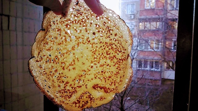 Фото к рецепту: Заварные блинчики на кефире сырной начинкой