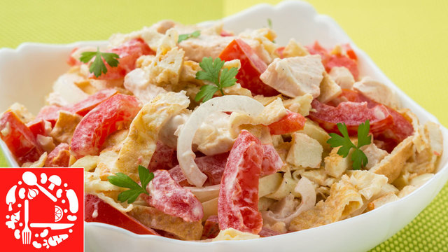 Фото к рецепту: Салат с курицей и помидорами