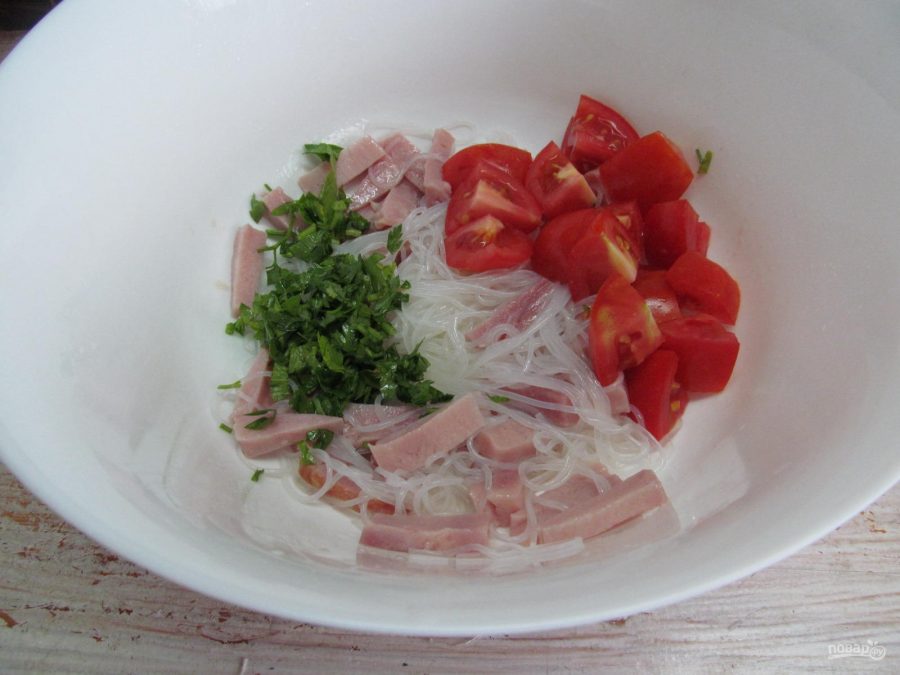 Салат с яичными блинчиками фунчозой и колбасой - фото шаг 7
