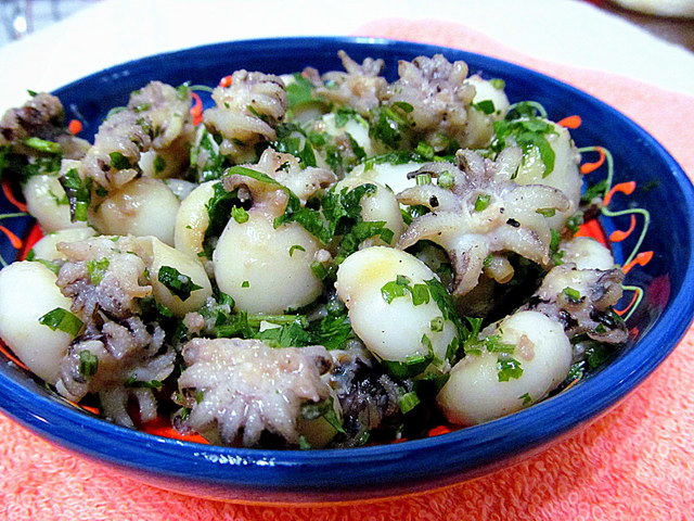 Фото к рецепту: салат из каракатиц с зеленью петрушки, чесноком и лимоном.