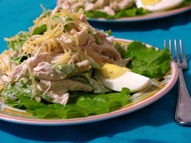 Фото к рецепту: Салат из куриного филе с сухариками