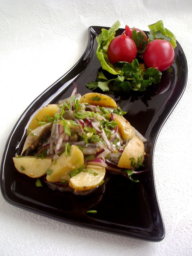 Фото к рецепту: Салат из молодого картофеля с пряной мойвой и пикантной заправкой. для андрея нашего.
