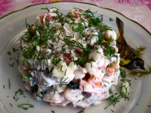 Фото к рецепту: Салат с языком и фасолью.