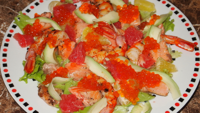 Фото к рецепту: Салат с красной икрой, креветками и рыбой!