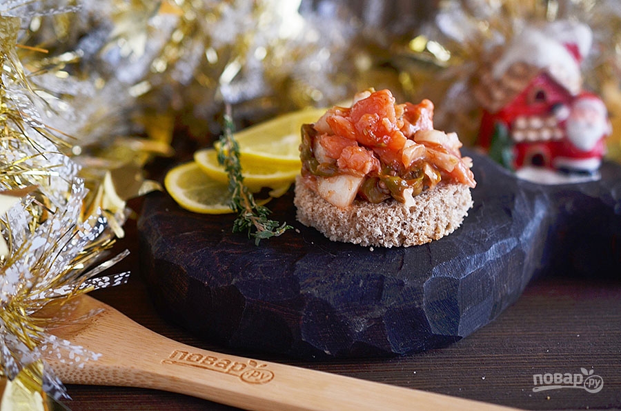 Норвежский салат с лососем на хлебе - фото шаг 6