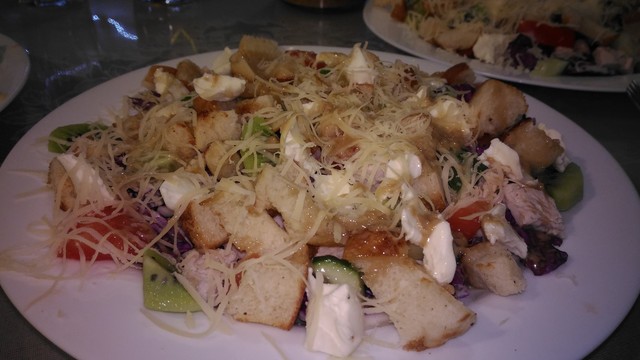 Фото к рецепту: Авторский салат цезарь в греции 