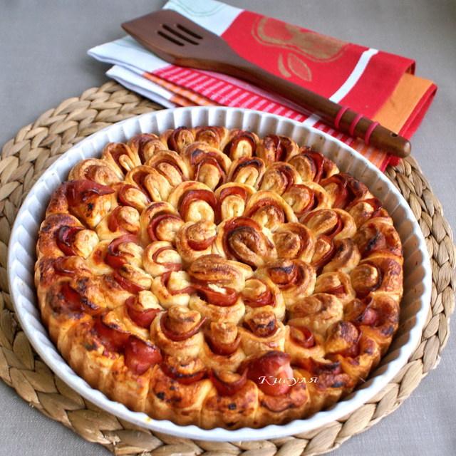 Фото к рецепту: Дрожжевой пирог-цветок с беконом и кетчупом