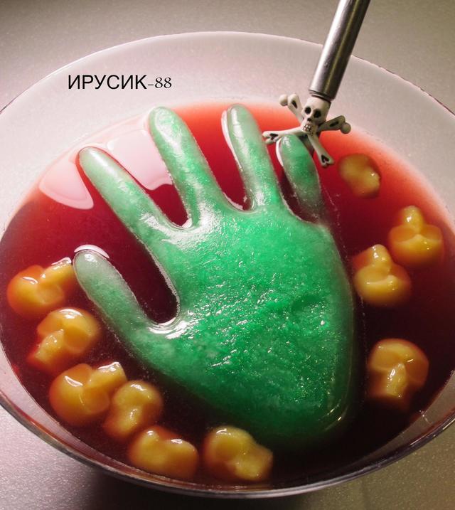 Фото к рецепту: Кровавый пунш для хэллоуина замёрзшая рука монстра 