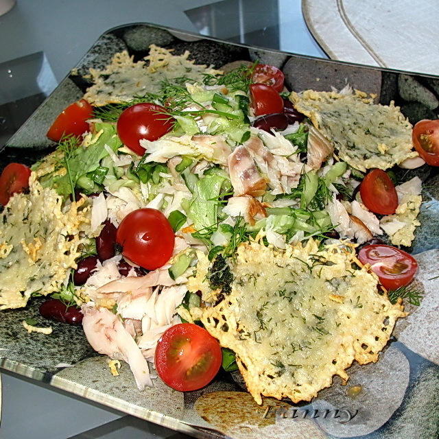 Фото к рецепту: Салат с копченой треской и сырными чипсами