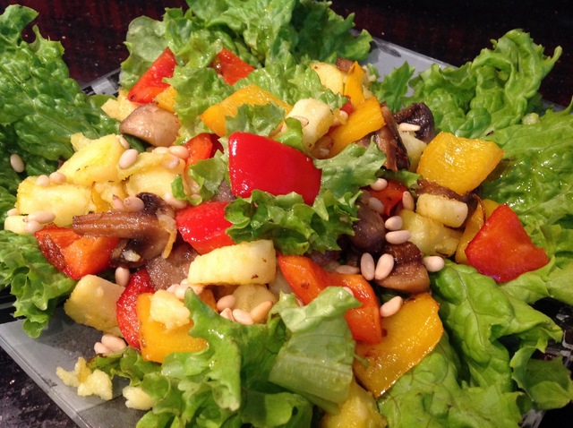 Фото к рецепту: Тёплый салат с кедровыми орешками