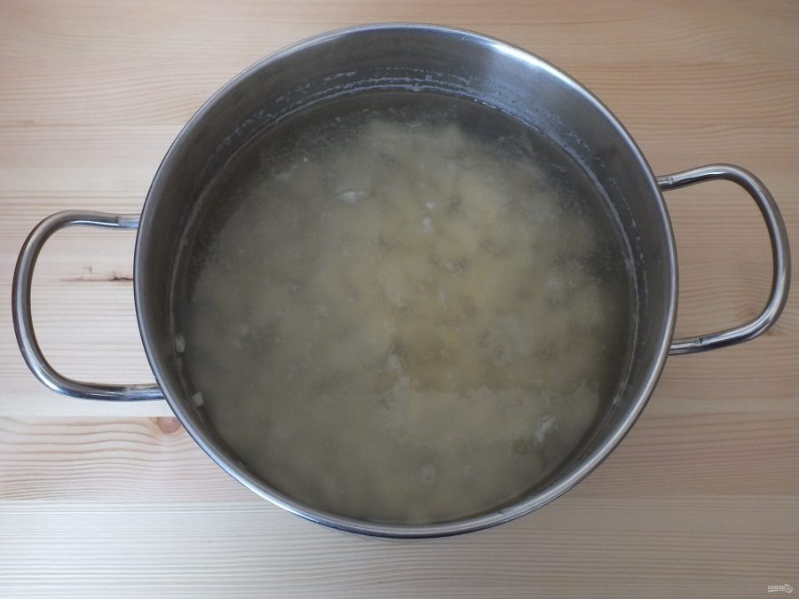 Суп из крапивы с тушенкой - фото шаг 2