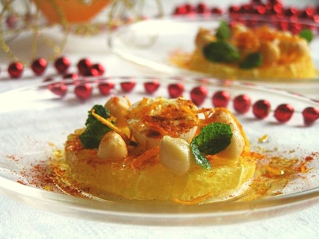 Фото к рецепту: Салат с нутом, апельсинами и перепелиными яйцами для капризной принцессы