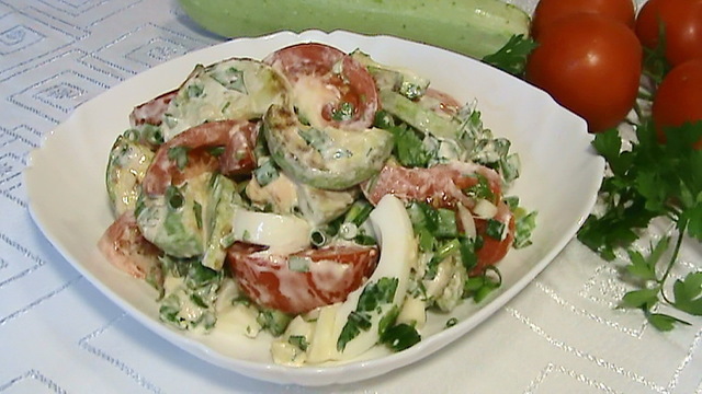 Фото к рецепту: Салат с жареными кабачками