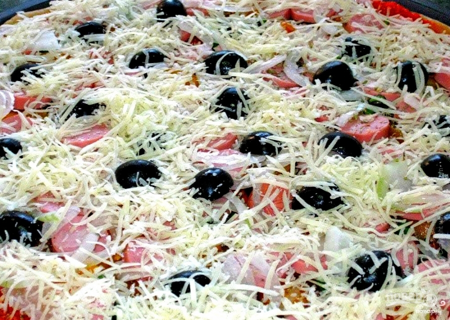 Пицца с сосисками и маслинами - фото шаг 3
