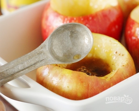 Запеченное яблоко с медом и корицей - фото шаг 2