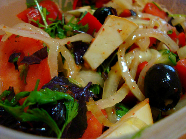 Фото к рецепту: Салат с маринованным луком и сыром сулугуни.