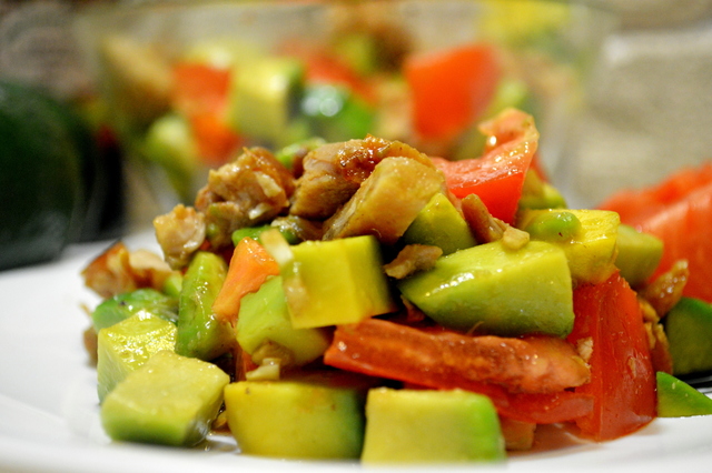 Фото к рецепту: Салат с авокадо, помидоров и курицы.