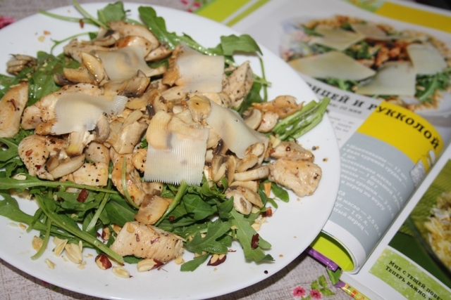 Фото к рецепту: Салат с курицей и рукколой по рецепту оскара кучеры