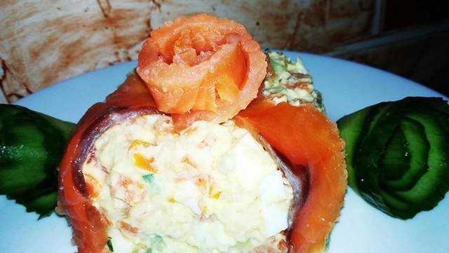 Фото к рецепту: Салат с рыбой на праздник