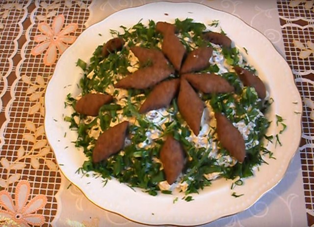 Фото к рецепту: Шикарный салат из 2 баночек за 2 минуты.
