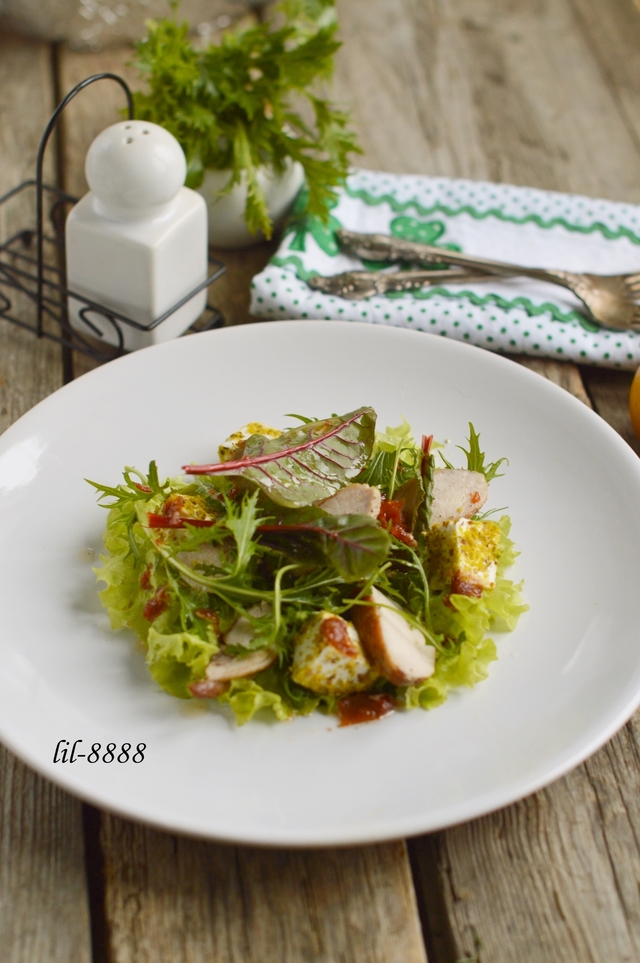 Фото к рецепту: Салат из филе кролика с сыром фета и вялеными томатами.