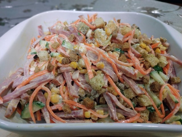 Фото к рецепту: Салат с сухариками и рецепт легкого майонезного соуса