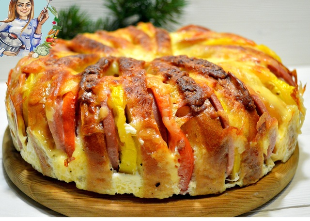 Фото к рецепту: Пирог из батона с колбасой под сыром