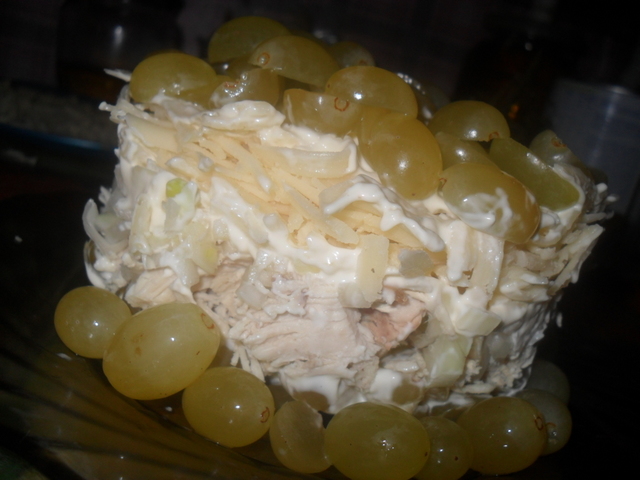 Фото к рецепту: Салат с виноградом 