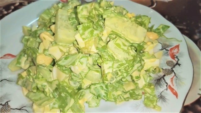 Фото к рецепту: Зеленый весенний салат с зеленью и яйцом. салат на скорую руку