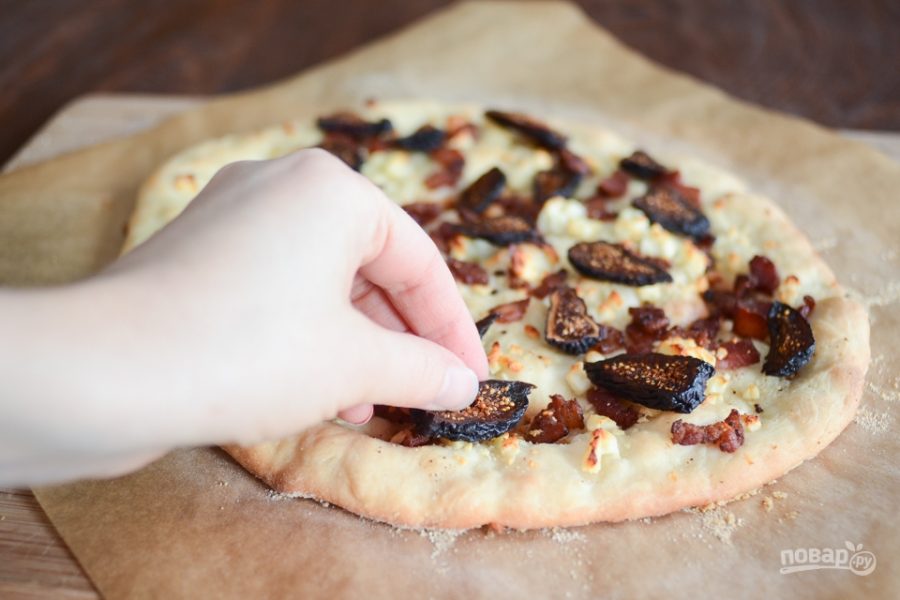 Пицца с беконом и инжиром - фото шаг 8