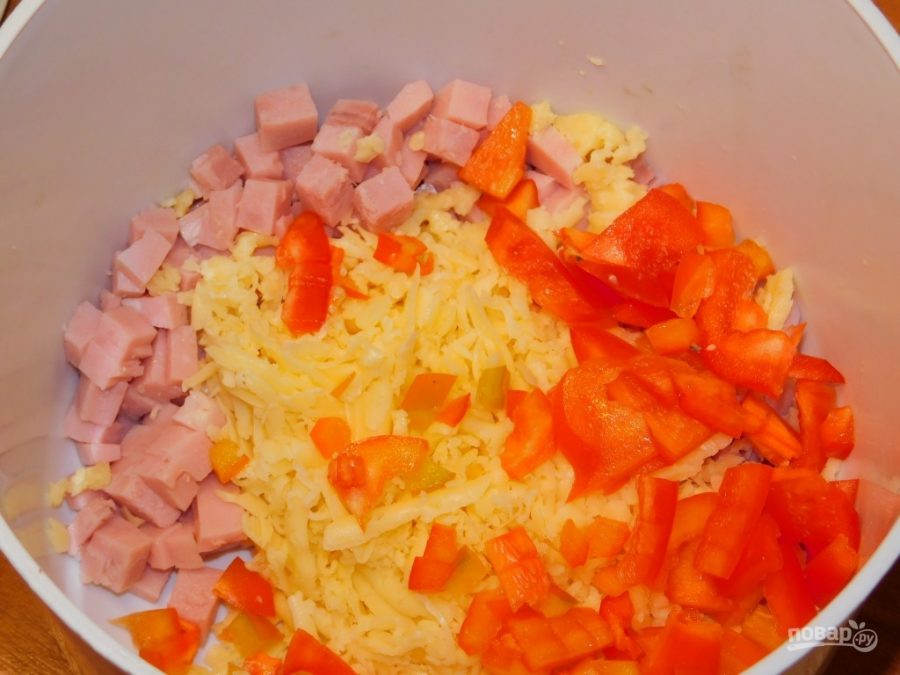 Салат с ветчиной, сыром и болгарским перцем - фото шаг 2