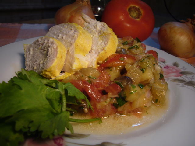 Фото к рецепту: Салат с курицей, печёными баклажанами и лимонным соусом. (дуэль)
