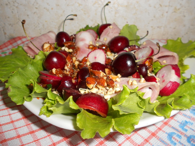 Фото к рецепту: Летний салат с черешней 