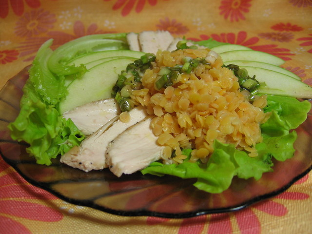 Фото к рецепту: Салат из чечевицы с курицей