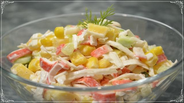 Фото к рецепту: Крабовый салат с кукурузой и сыром – такой простой, такой любимый! 