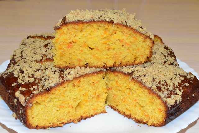 Фото к рецепту: Морковно-апельсиновый постный пирог