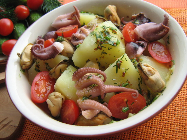 Фото к рецепту: Тёплый салат с картофелем и осьминогом